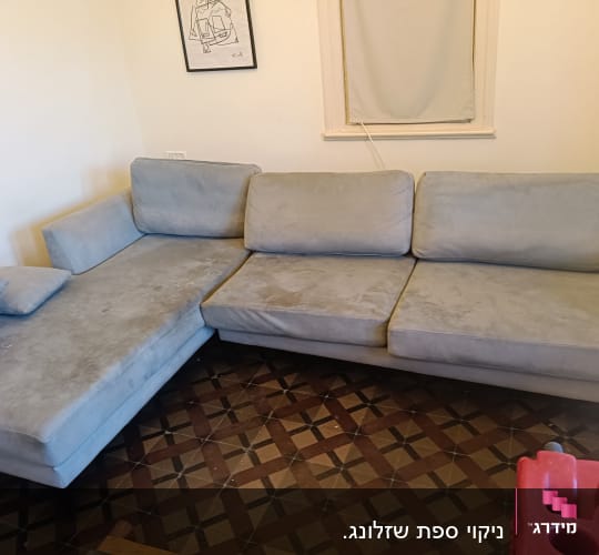 ספה אפורה עם כתמים על הריפוד